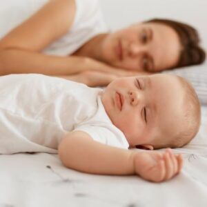 Ξεχάστε την κούνια και κοιμηθείτε μαζί με το μωρό σας