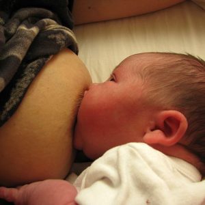 6 πράγματα που πρέπει να κάνετε κατά το πρώτο 24ωρο της ζωής του μωρού, για να πετύχει ο θηλασμός