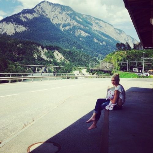 H Gwen Stefani θηλάζει στις Άλπεις