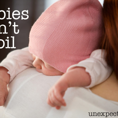 Νέα έρευνα για μια παλιά διαμάχη: Θα κακομάθω το μωρό μου με την αγκαλιά;