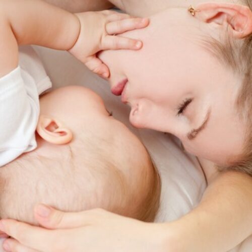 Οι νέες οδηγίες της ΑΑΠ για την ασφάλεια στον ύπνο των βρεφών και το θηλασμό